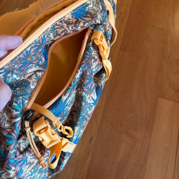 Patagonia Atom Sling Bag 8L in Saffron Yellow - Picture 4 of 11